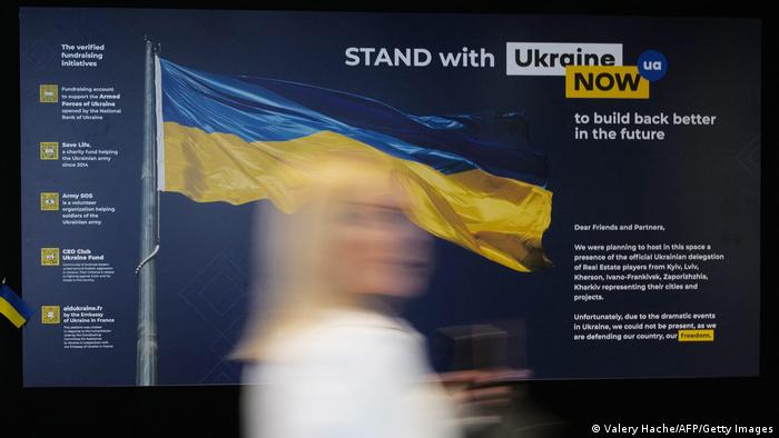 Plakati potpore Ukrajini na festivalskoj palači