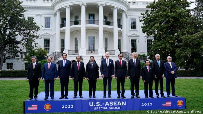 Para pemimpin ASEAN berfoto bersama dengan Presiden AS Joe Biden