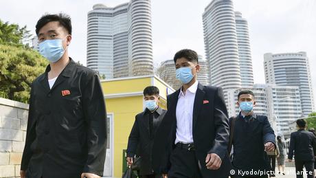 Луѓе со заштитни маски во Пјонгјанг