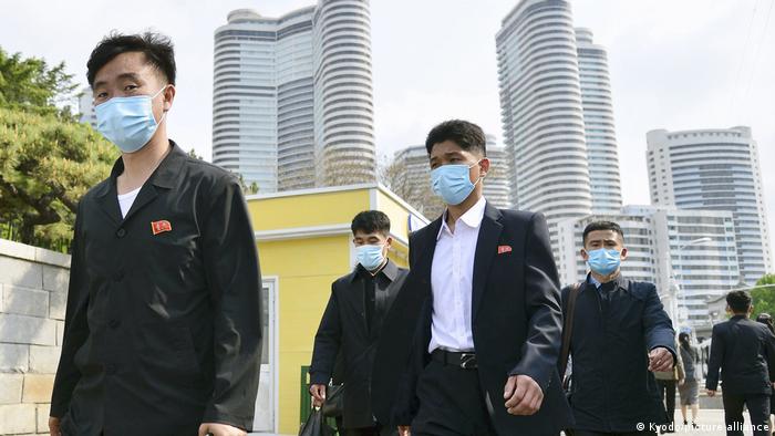 Луѓе со заштитни маски во Пјонгјанг