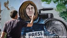 Ein syrischer Künstler malt ein Wandgemälde in Solidarität mit der getöteten Al-Dschasira-Journalistin Schirin Abu Akle an die Wand eines zerstörten Hauses. Der TV-Sender Al-Dschasira wirft Israel einen gezielten Mord vor, nachdem die bekannte palästinensische Reporterin des arabischsprachigen Senders Al-Dschasira am frühen Morgen bei der Berichterstattung über eine israelische Razzia in der besetzten Stadt Dschenin im Westjordanland angeschossen und getötet wurde. Die EU forderte eine umfassende und unabhängige Ermittlung, damit die Verantwortlichen zur Rechenschaft gezogen werden könnten. +++ dpa-Bildfunk +++