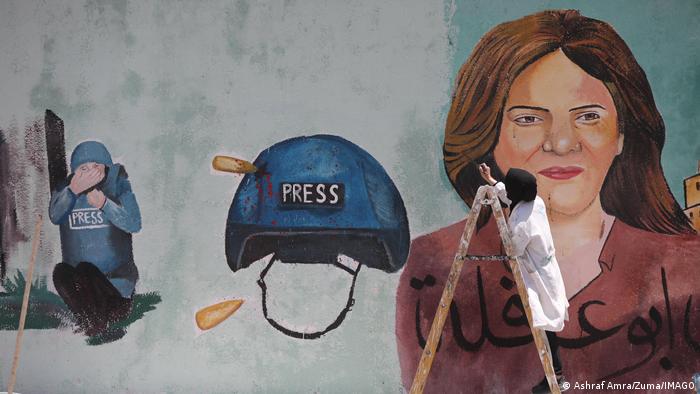 Lukisan Shireen Abu Akleh di Jalur Gaza