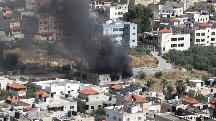 Rauchsäulen in Dschenin nach der israelischen Militäraktion in der Westjordanland-Stadt