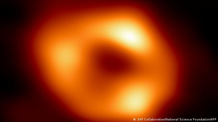 Објавена е првата фотографија на црна дупка во центарот на нашата галаксија. Станува збор за астрономска сензација и за визуелен доказ за овој феномен среде Млечниот пат. Меѓународен тим на астрономи за прв пат успеа да го фотографира објектот наречен Стрелец А*. Ова се смета за пресвртница во физиката и важен доказ дека вселенското тело всушност е супермасивна црна дупка.