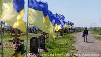 Прапори України над могилами українських солдатів, похованих у Дніпрі