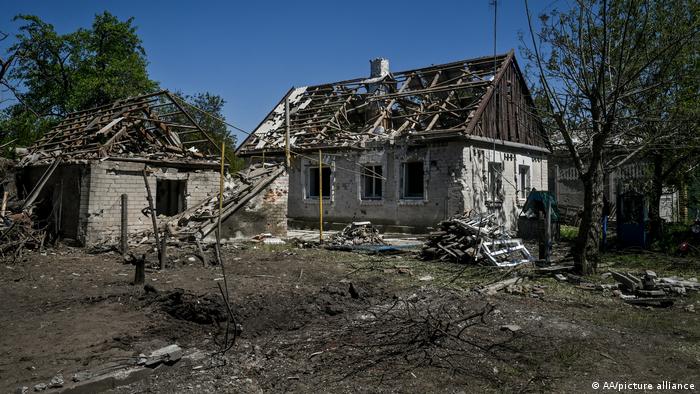 Разрушенные дома в поселке Камышеваха Запорожской области Украины, 12 мая 2022 года