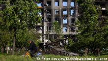 DIESES FOTO WIRD VON DER RUSSISCHEN STAATSAGENTUR TASS ZUR VERFÜGUNG GESTELLT. [DONETSK REGION, UKRAINE - MAY 12, 2022: A view of an apartment building destroyed by shelling in the embattled city of Mariupol. With tension escalating in Donbass in February, the Russian Armed Forces launched a special military operation in Ukraine in response to appeals for help from the Donetsk and Lugansk People's Republics. Peter Kovalev/TASS]