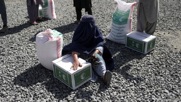 امرأة في كابول وقد تلقت مساعدات غذائية قدمتها السعودية لافغانتسان 25.04.2022