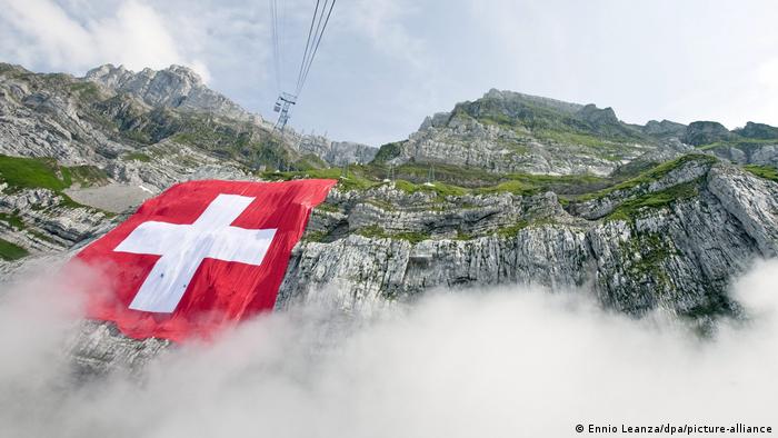 Schweiz | Weltgrößte Schweizer Flagge in Schwaegalp