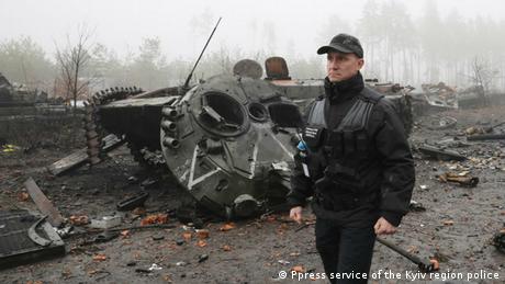 Керівник поліції Київщини Андрій Нєбитов на фоні знищеної військової техніки 