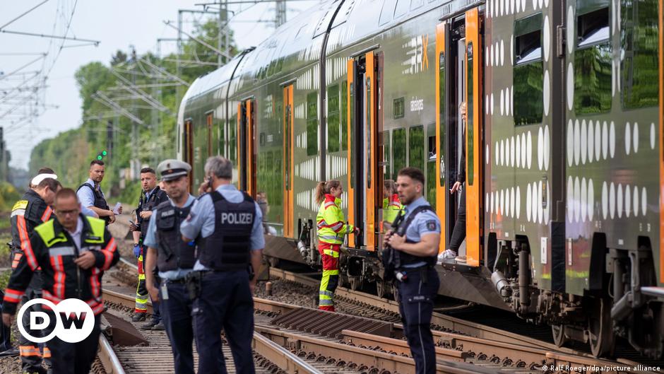 Germany: Knife attack on train leaves several wounded | DW | 13.05.2022