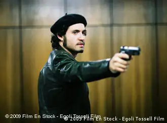Mann mit gezogener Pistole - Szene aus Carlos der Schakal (Foto: Egoli Tossell Film - Photos by Jean Claude Moireau)