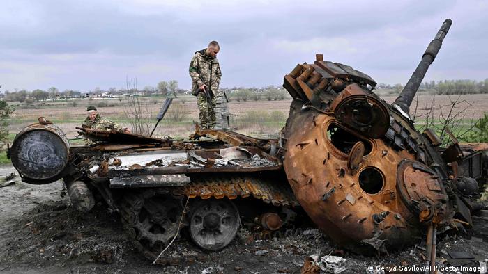 Сгоревший российский танк возле Русанова в Киевской области 
