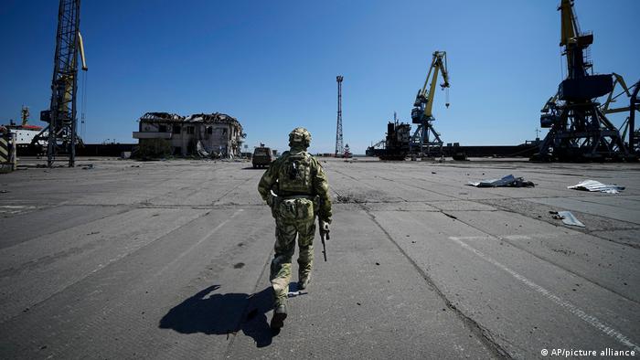 Sablasno prazno: Ruski vojnik patrolira lukom Marijupolj na istoku Ukrajine