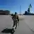 Sablasno prazno: Ruski vojnik patrolira lukom Marijupolj na istoku Ukrajine