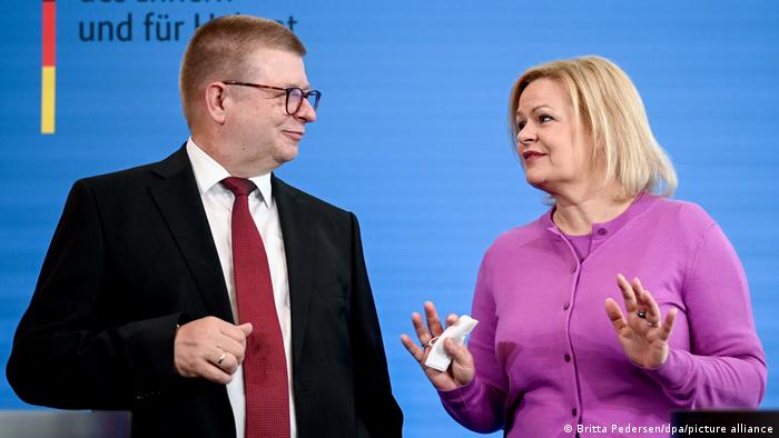 Шефот на германската контраразузнувачка служба Томас халденванг на заедничката пресконференција со министерката за внатрешни работи Ненси Фезер