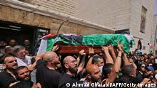 ***ACHTUNG Hinweis: Laut aktueller Berichterstattung ist bisher nicht geklärt, welche Seite den tödlichen Schuss abgegeben hat!***
Palestinian mourners carry the casket of slain Al-Jazeera journalist Shireen Abu Akle out of a hospital, before being transported to a church and then her resting place, in Jerusalem, on May 13, 2022. - Abu Akleh, who was shot dead on May 11, 2022 while covering a raid in the Israeli-occupied West Bank, was among Arab media's most prominent figures and widely hailed for her bravery and professionalism. (Photo by AHMAD GHARABLI / AFP) (Photo by AHMAD GHARABLI/AFP via Getty Images)