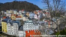 Karlsbad (tschechisch Karlovy Vary) im Frühling. Karlsbad ist ein Kurort in der Region Böhmen im Westen Tschechiens. Dank seiner zahlreichen Thermalquellen ist der Ort am Rande des Erzgebirges seit dem 19. Jahrhundert ein beliebtes Reiseziel.