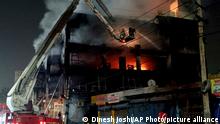 دہلی کی ایک تجارتی عمارت میں آگ لگنے سے متعدد افراد ہلاک اور درجنوں زخمی ہو گئے