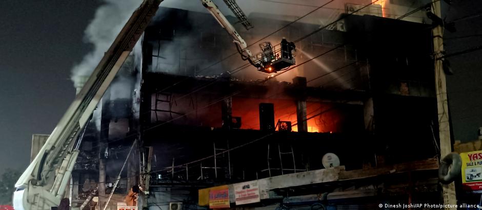 দিল্লিতে এই অফিসবাড়িতে ভয়াবহ আগুনে অন্ততপক্ষে ২৭ জন মারা গেছেন। 