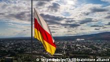 TSKHINVAL, SOUTH OSSETIA - AUGUST 12, 2018: A view of the South Ossetian national flag over the city. Sergei Bobylev/TASS Foto: Sergei Bobylev/TASS/dpa