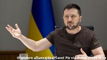 Wolodymyr Selenskyj, Präsident der Ukraine, hält in seinem Büro eine Videoansprache an das Projekt «Porta a Porta» des italienischen Fernsehsenders Rai 1. +++ dpa-Bildfunk +++