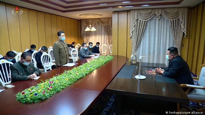 Заседание на севернокорејскиот државен врв со заштитни маски