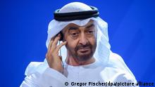 Scheich Muhammad bin Zayid Al Nahyan, Kronprinz von Abu Dhabi, spricht vor bilateralen Gesprächen mit der Bundeskanzlerin im Bundeskanzleramt zu den anwesenden Journalisten.