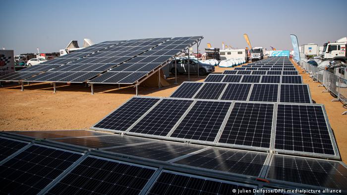 ألواح متنقلة للطاقة الشمسية في السعجيى في المرحلة الثامنة لسباقات رالي داكار 11.01.2021