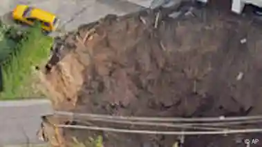 Sinkhole consumes Japanese street – DW – 11/08/2016