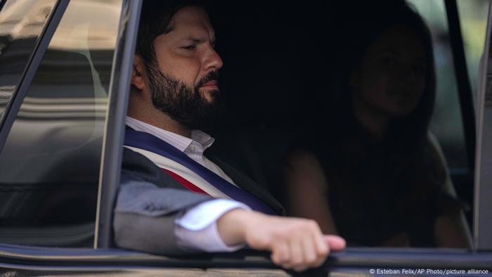 Gabriel Boric, en el coche oficial en una imagen reciente.