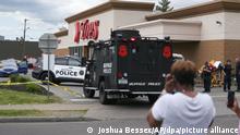 14.05.2022, USA, Buffalo: Polizisten stehen nach Schüssen in einem Supermarkt vor dem Geschäft. Nach Schüssen in der US-Stadt Buffalo sind übereinstimmenden Medienberichten zufolge mindestens acht Menschen gestorben. Foto: Joshua Bessex/FR171816 AP/dpa +++ dpa-Bildfunk +++