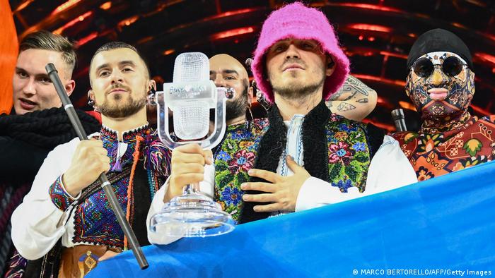 Kaluš orkestar je došao u Torino po pobedu na Eurosongu, i pobedio je ubedljivo zahvaljujući glasovima publike. Ukrajinska folk-rep pesma privukla je glasove pre svega zbog ogromne solidarnosti ljudi širom Evrope sa jednom napadnutom zemljom. Srpska predstavnica Konstrakta završila je na odličnom petom mestu.