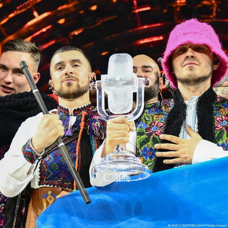 Banda da Ucrânia leiloa troféu do Eurovision – DW – 30/05/2022