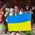 O grupo musical ucraniano Kalush Orchestra celebra sua vitória no Festival da Canção Eurovisão de 2022 com a bandeira da Ucrânia