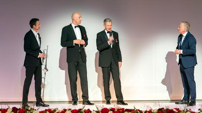 Die Initiatoren der Gala, Arndt und HA Hartwig (Mitte), mit dem Trompeter Till Brönner und Moderator Johannes B. Kerner