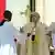 El papa Francisco proclama la canonización desde la Plaza de San Pedro en el Vaticano