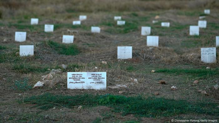 Griechenland | Muslimische Gräber auf einem Friedhof in Lesbos