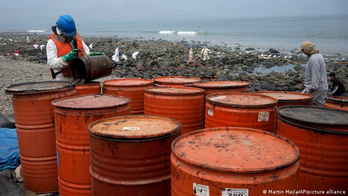 Cerca de 1,9 milhão de litros de petróleo vazaram quando o navio descarregou petróleo em terminal da refinaria La Pampilla