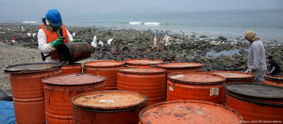 Cerca de 1,9 milhão de litros de petróleo vazaram quando o navio descarregou petróleo em terminal da refinaria La Pampilla
