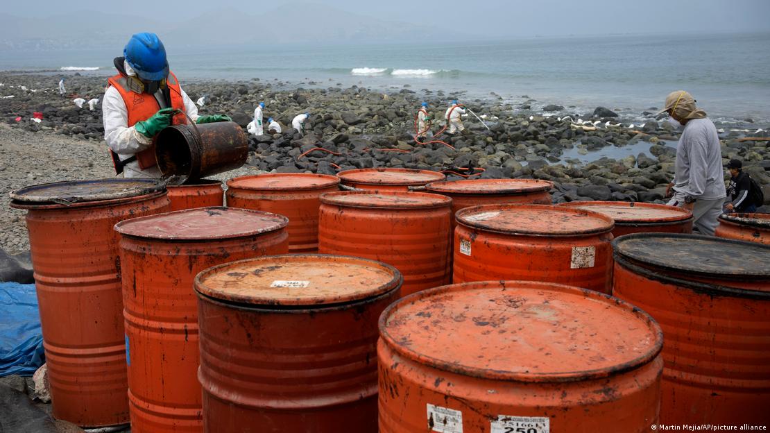 Trabajos de limpieza luego del derrame de petróleo en la costa peruana. 