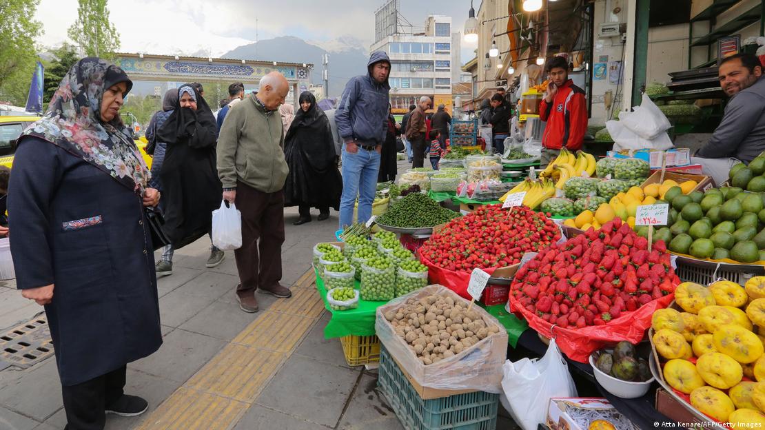 Iran's oil sector may not have suffered under the sanctions, but food prices have gone through the roofImage: Atta Kenare/AFP/Getty Images