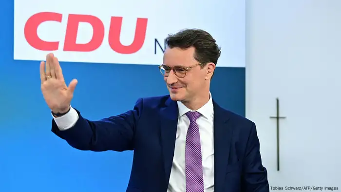 基民盟（CDU）在5月15日北威州州议会选举中获得了35.7%的选票，社民党获得了27%的选票。另外，绿党的支持率明显上升，拿到了18.1%的选票