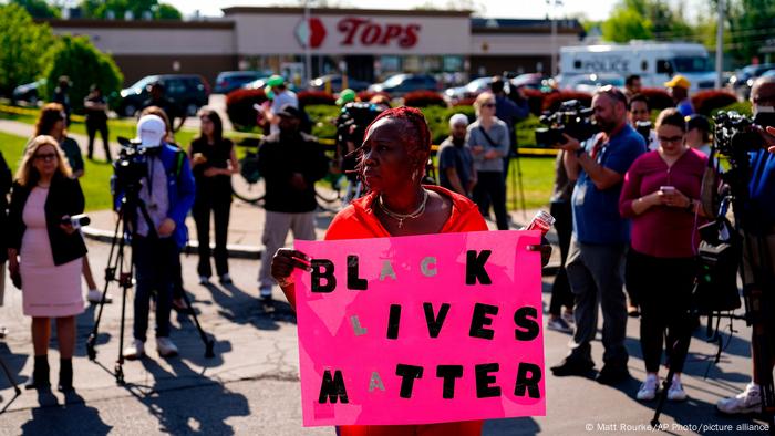 "Vidas negras importam": manifestantes se reuniram diante do supermercado que foi palco do ataque