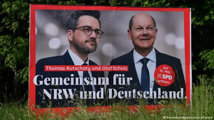 肩并肩出现在社民党选举海报上：北威州首席候选人库恰提（Thomas Kutschaty）和联邦总理肖尔茨