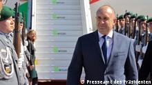 Es zeigt den bulgarischen Präsidenten Rumen Radev bei der Ankunft in Berlin zu seinem zweitägigen Besuch in Deutschland. Das Bild stammt vom Presseamt des Präsidenten. 