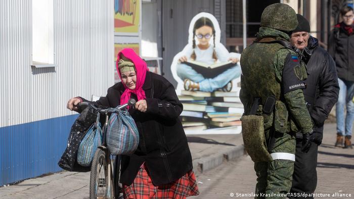 На улице оккупированного войсками РФ Старобельска, 1 марта 2022 года