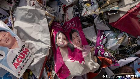Philippinen Verwandlung von Wahlkampfplakaten in Plastikbausteine in Manila