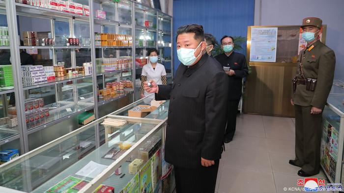 Esta foto de la agencia estatal de noticias KCNA muestra al gobernante Kim Jong Un visitando una farmacia. Esta foto de la agencia estatal de noticias KCNA muestra al gobernante Kim Jong Un visitando una farmacia.