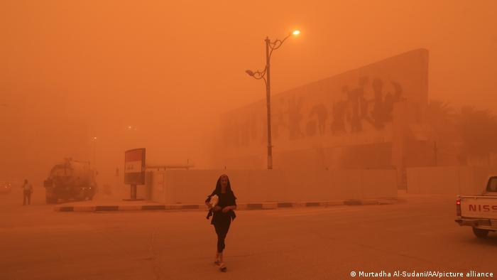 به گفتە کارشناسان وجود گرد و غبار و ریزگردها در هوای بغداد، حداقل ۶٠ برابر حد مجاز است. در این تصویر از فاصله کم، میدان تحریر را به سختی می‌توان دید.
